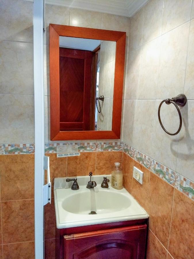 דירות מדיין Bueno, Bonito, Barato Y Cerca A El Poblado מראה חיצוני תמונה